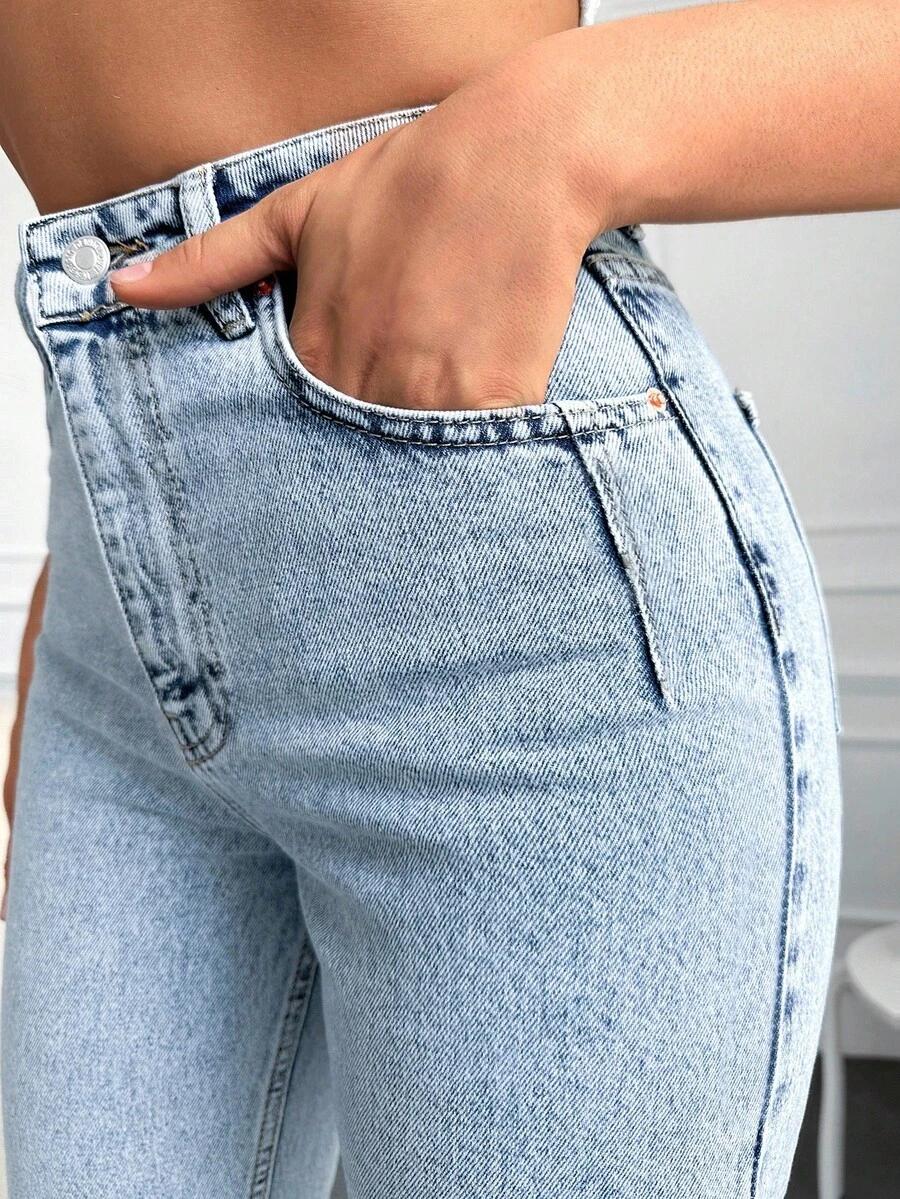 niebieskie spodnie jeans