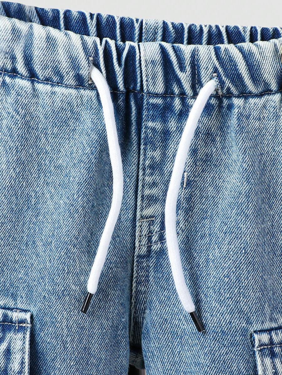niebieskie spodnie jeans