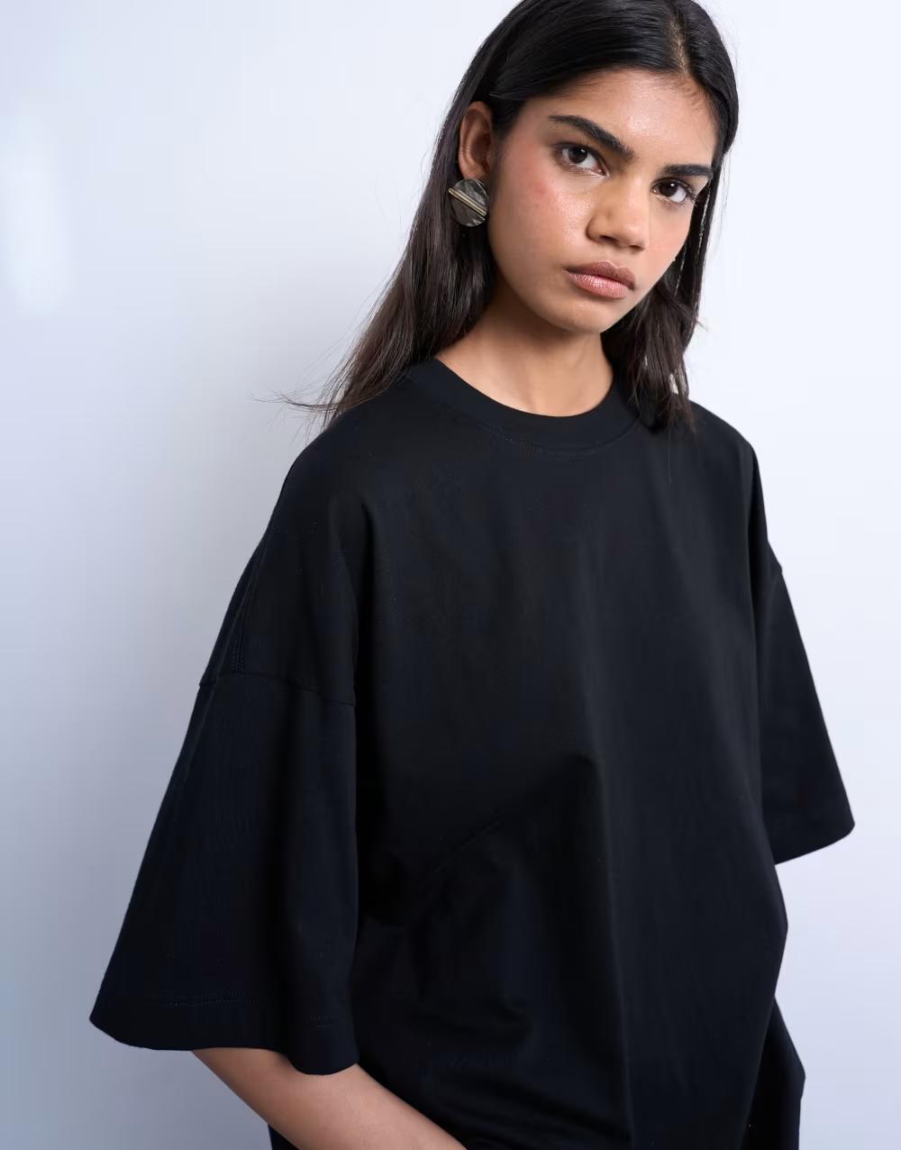 CZARNY T-SHIRT OKRĄGŁY DEKOLT