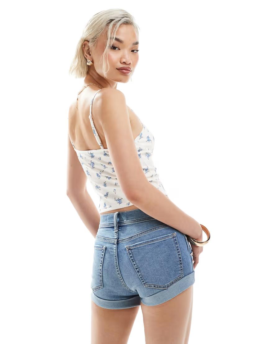 niebieskie spodenki jeans