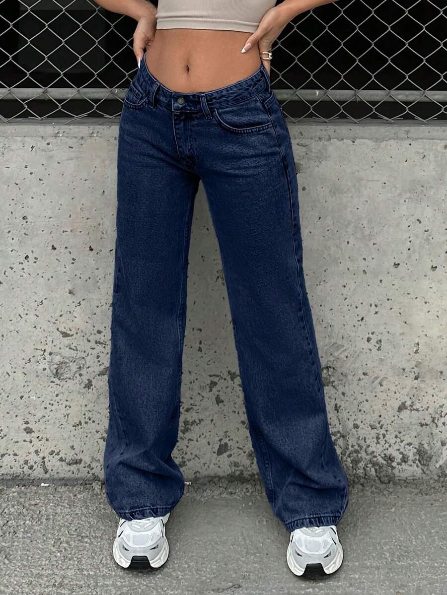 niebieskie spodnie jeans