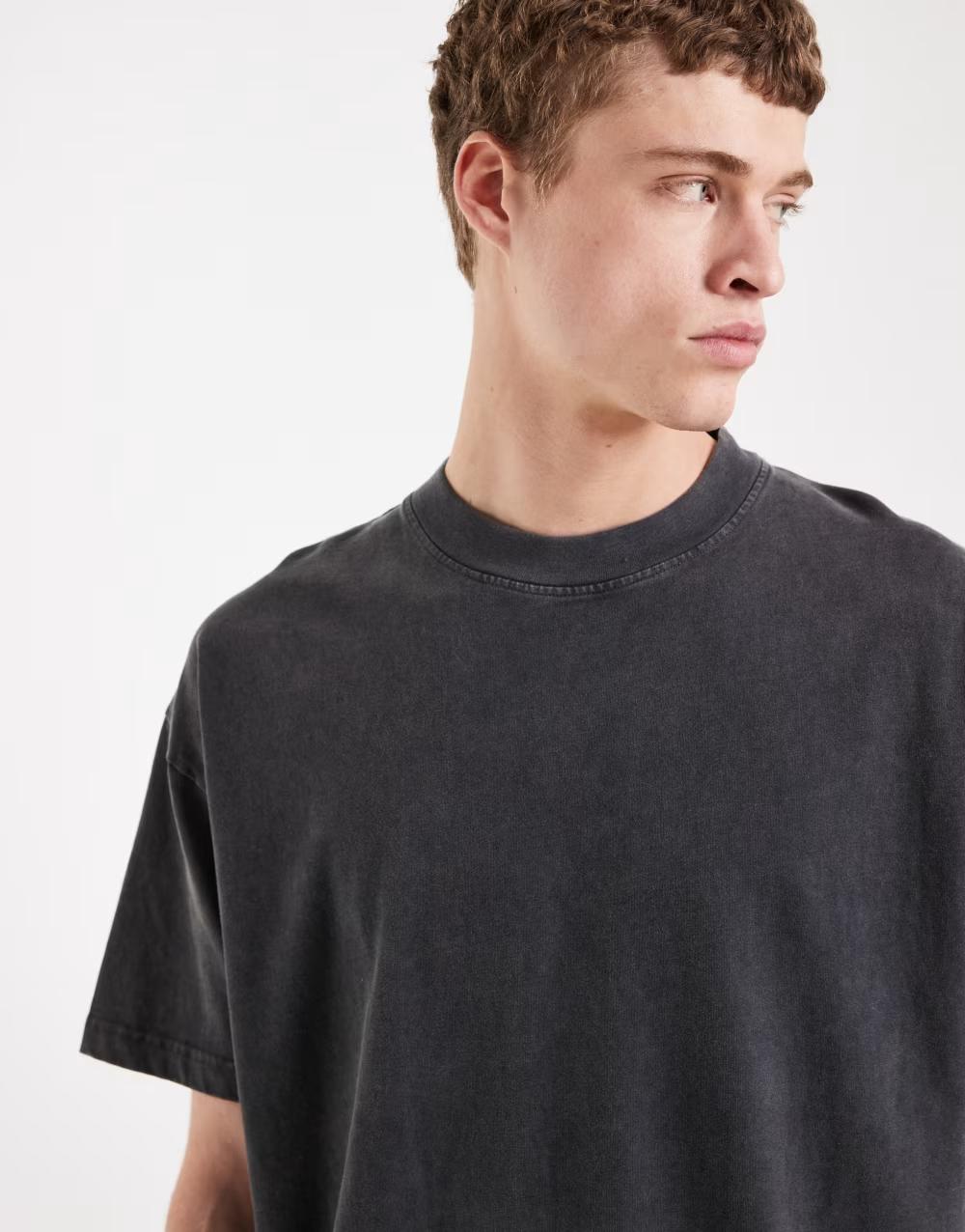 szary t-shirt okrągły dekolt