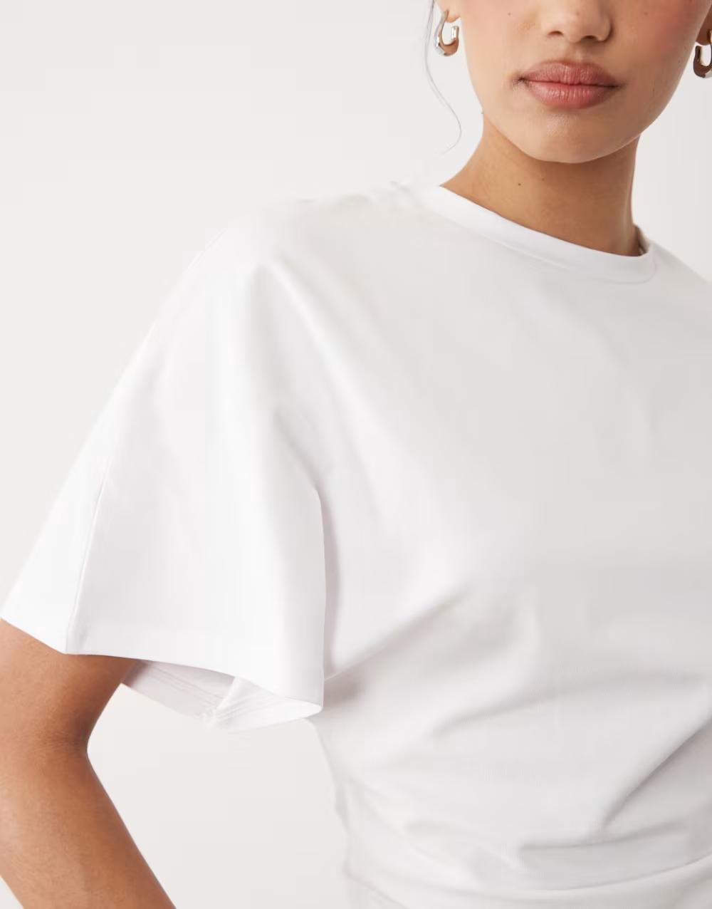 biały taliowany t-shirt