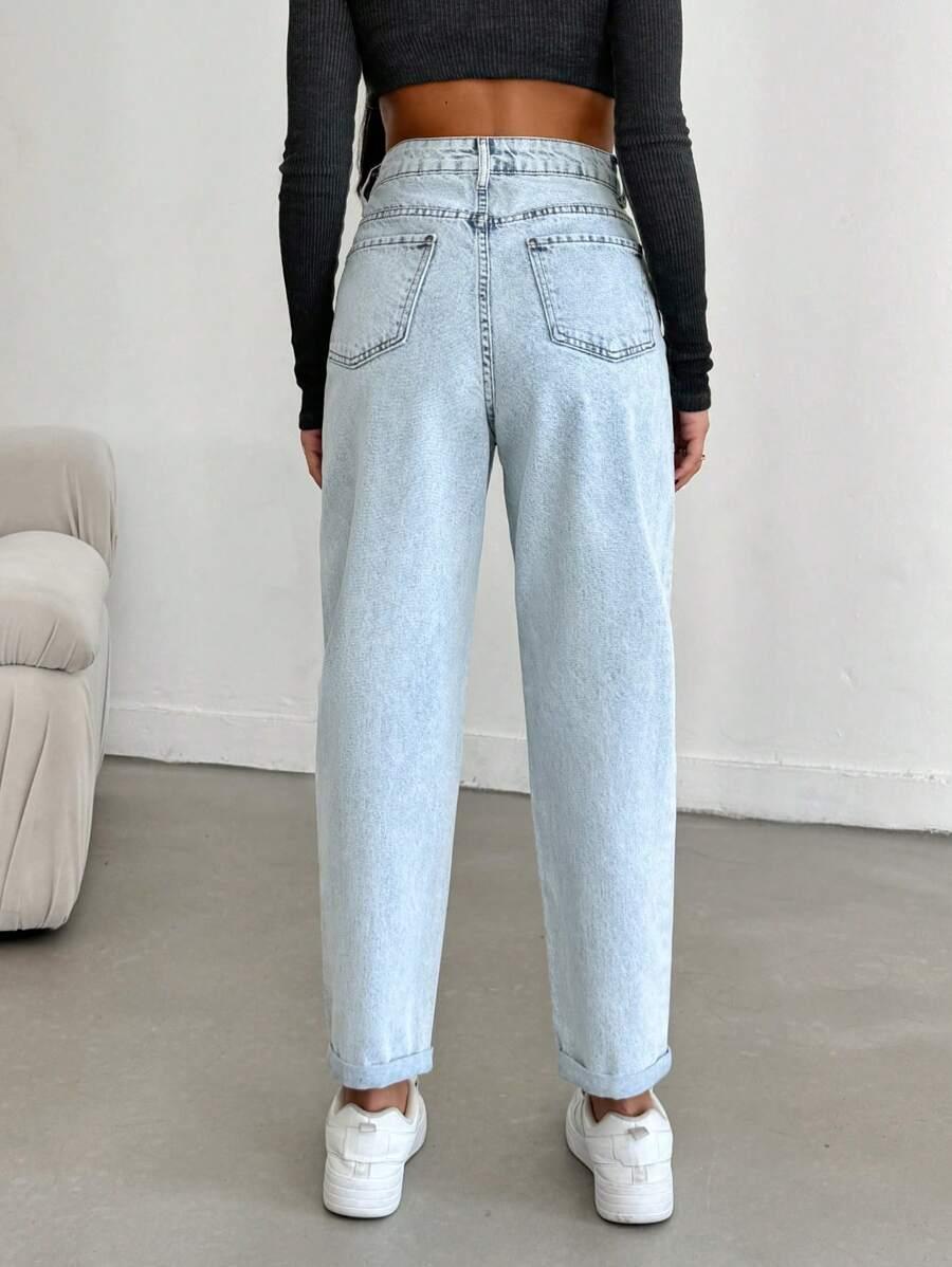 niebieskie spodnie jeans