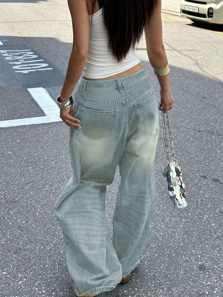 niebieskie spodnie jeansowe