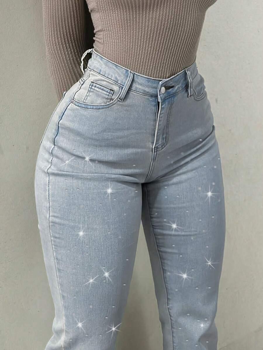 niebieskie spodnie jeans 