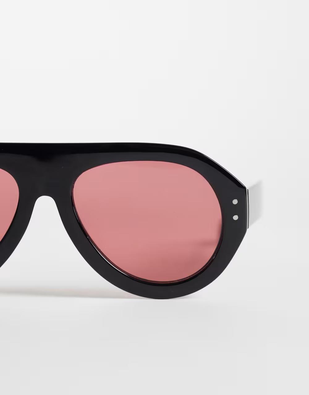 czarne okulary przeciwsłoneczne typu aviator