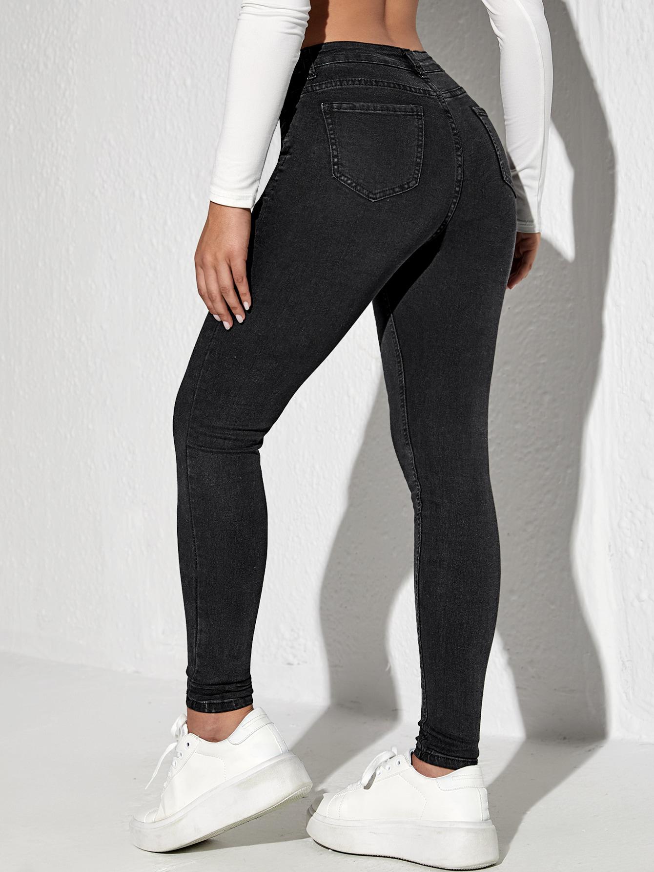 czarne spodnie jeans