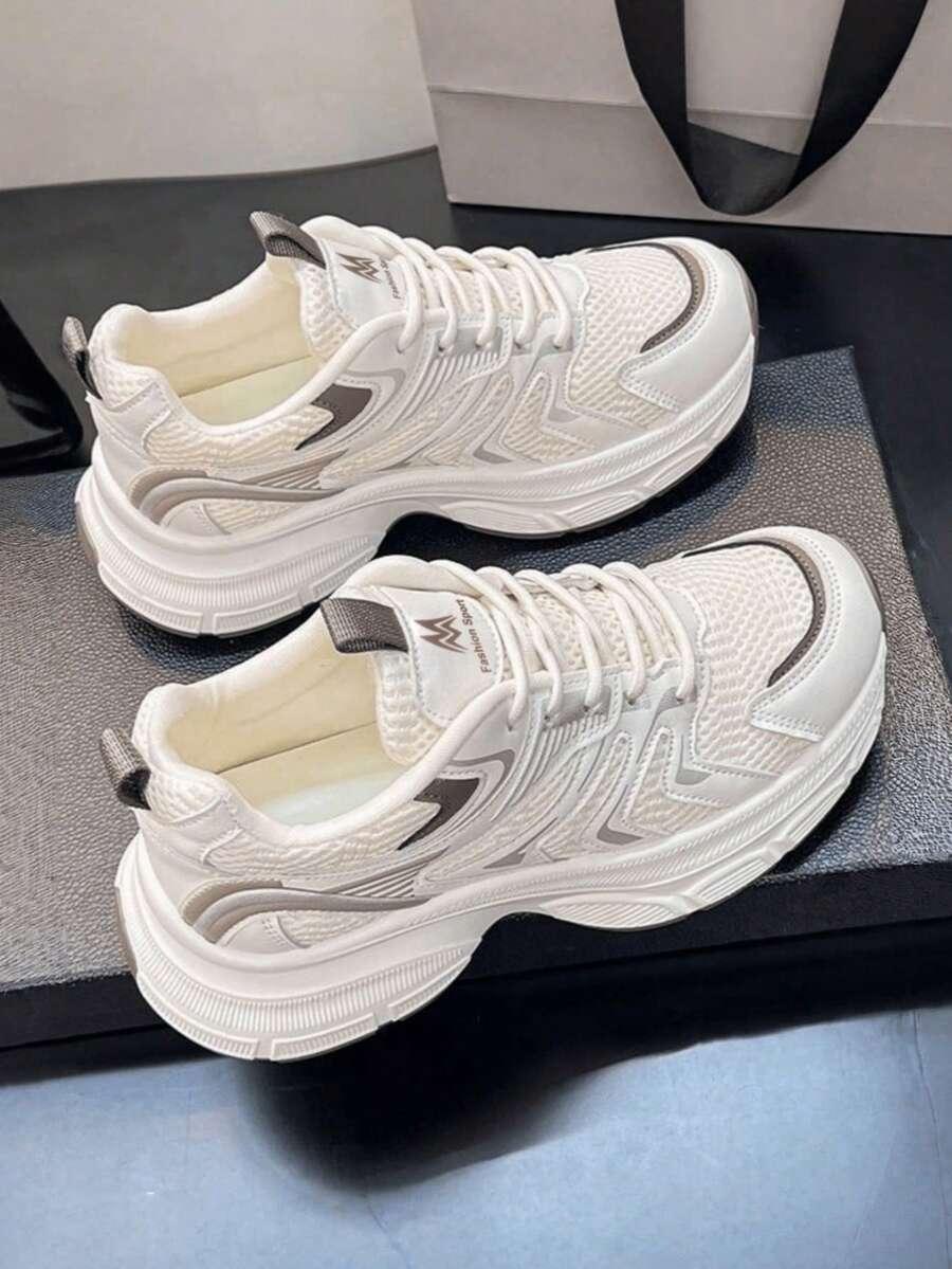 sznurowane sportowe buty