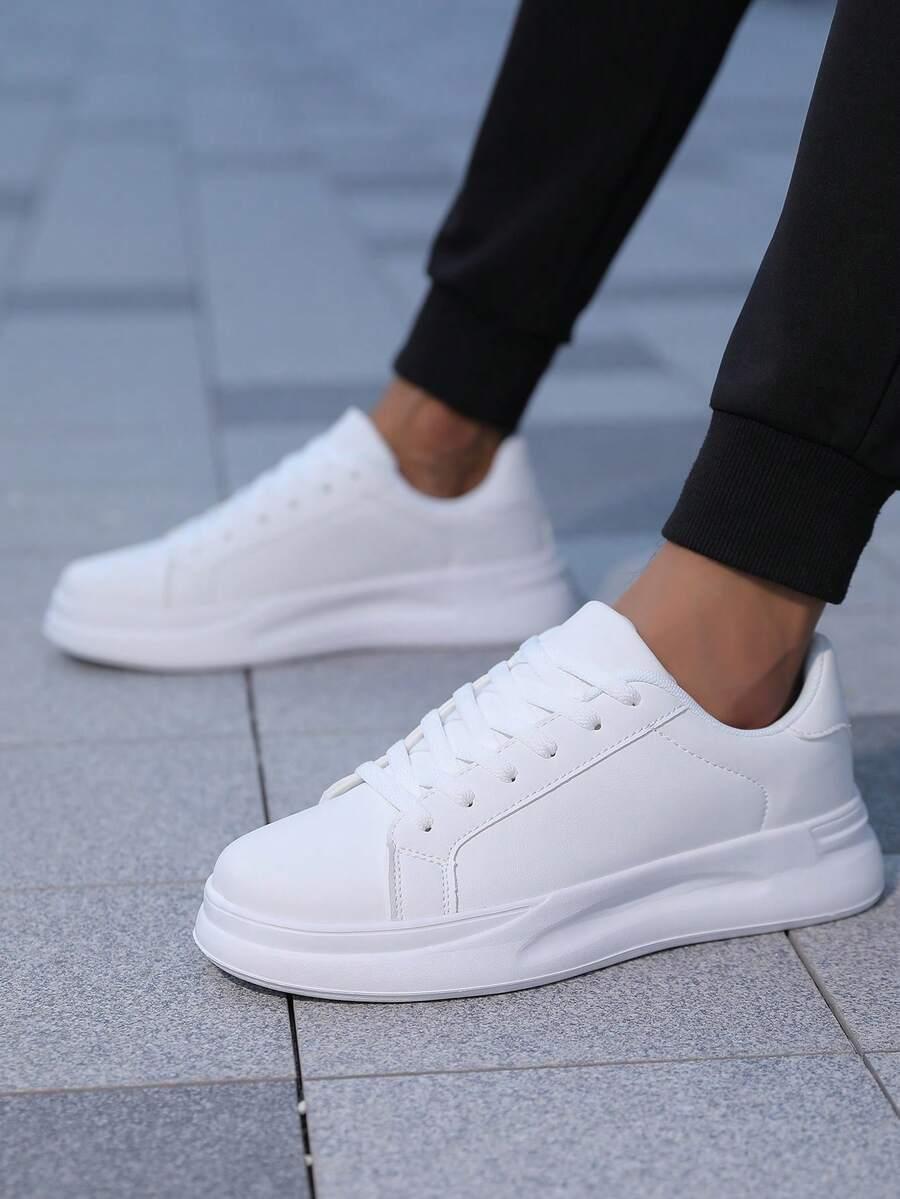 białe sportowe buty