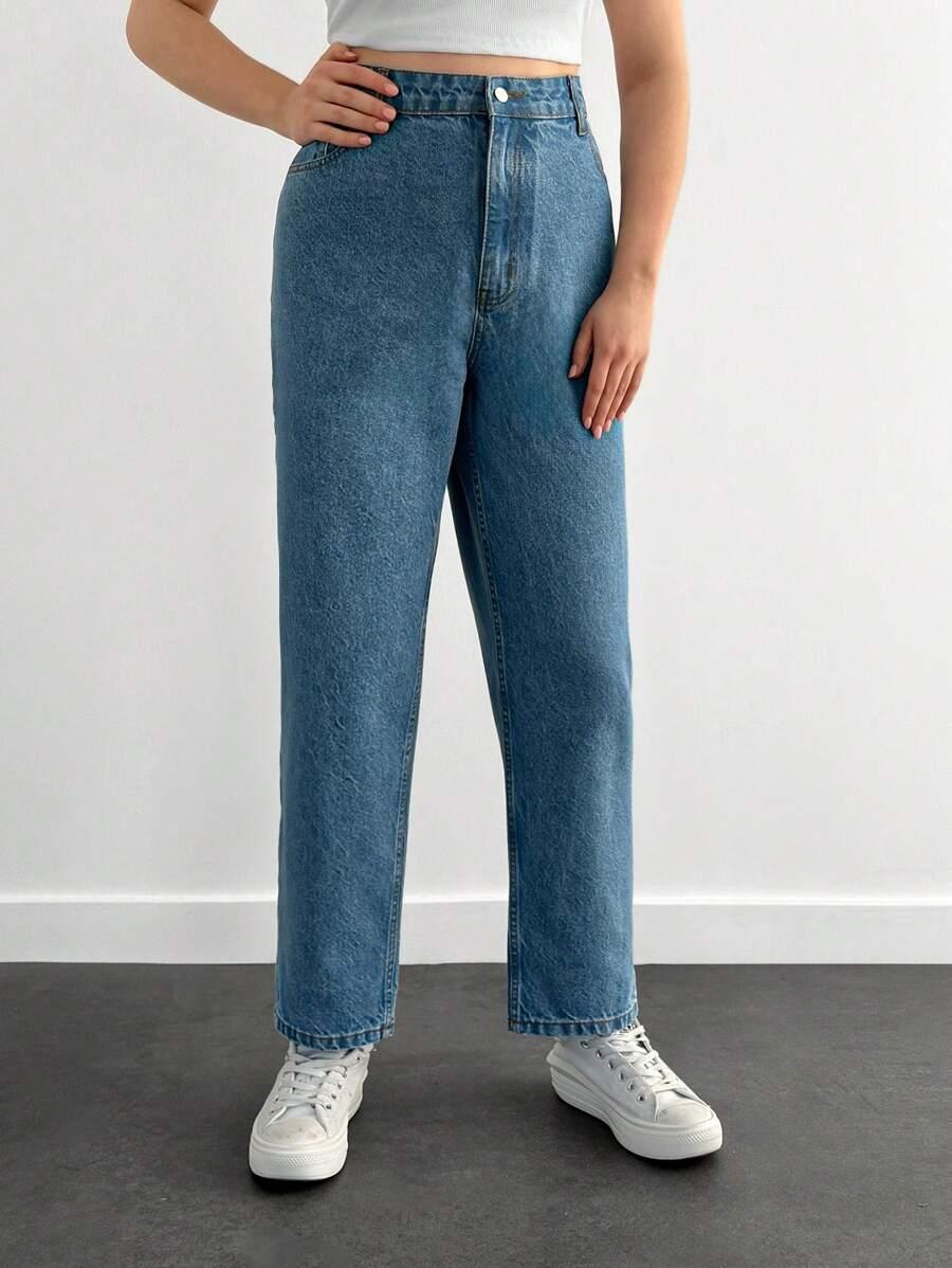 niebieskie spodnie jeans