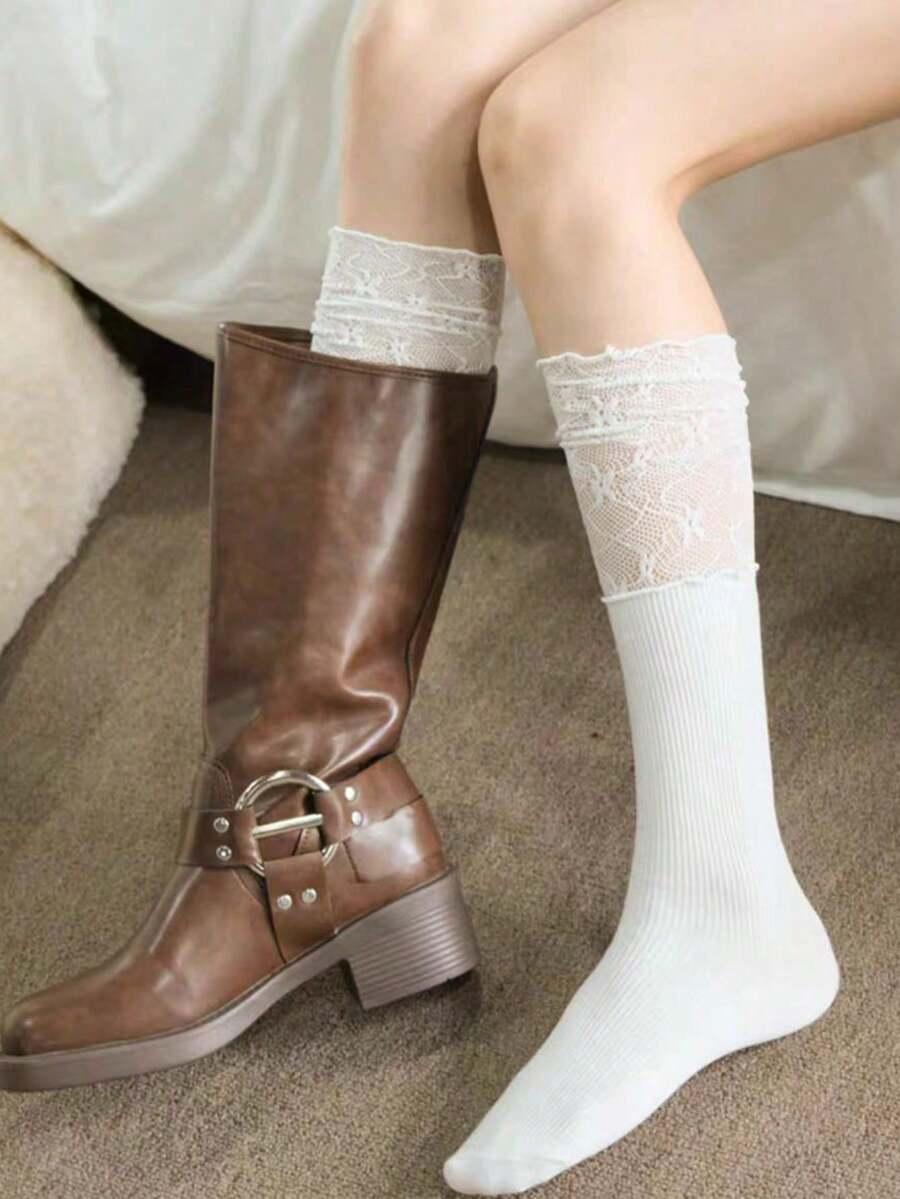 białe podkolanówki koronka
