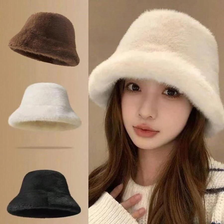 biała czapka zimowa bucket