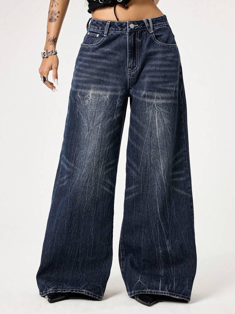 niebieskie spodnie jeans