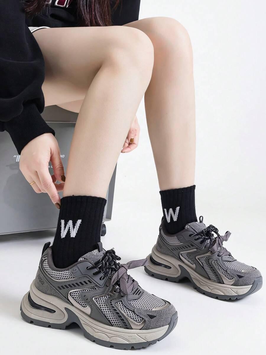 szare buty sportowe