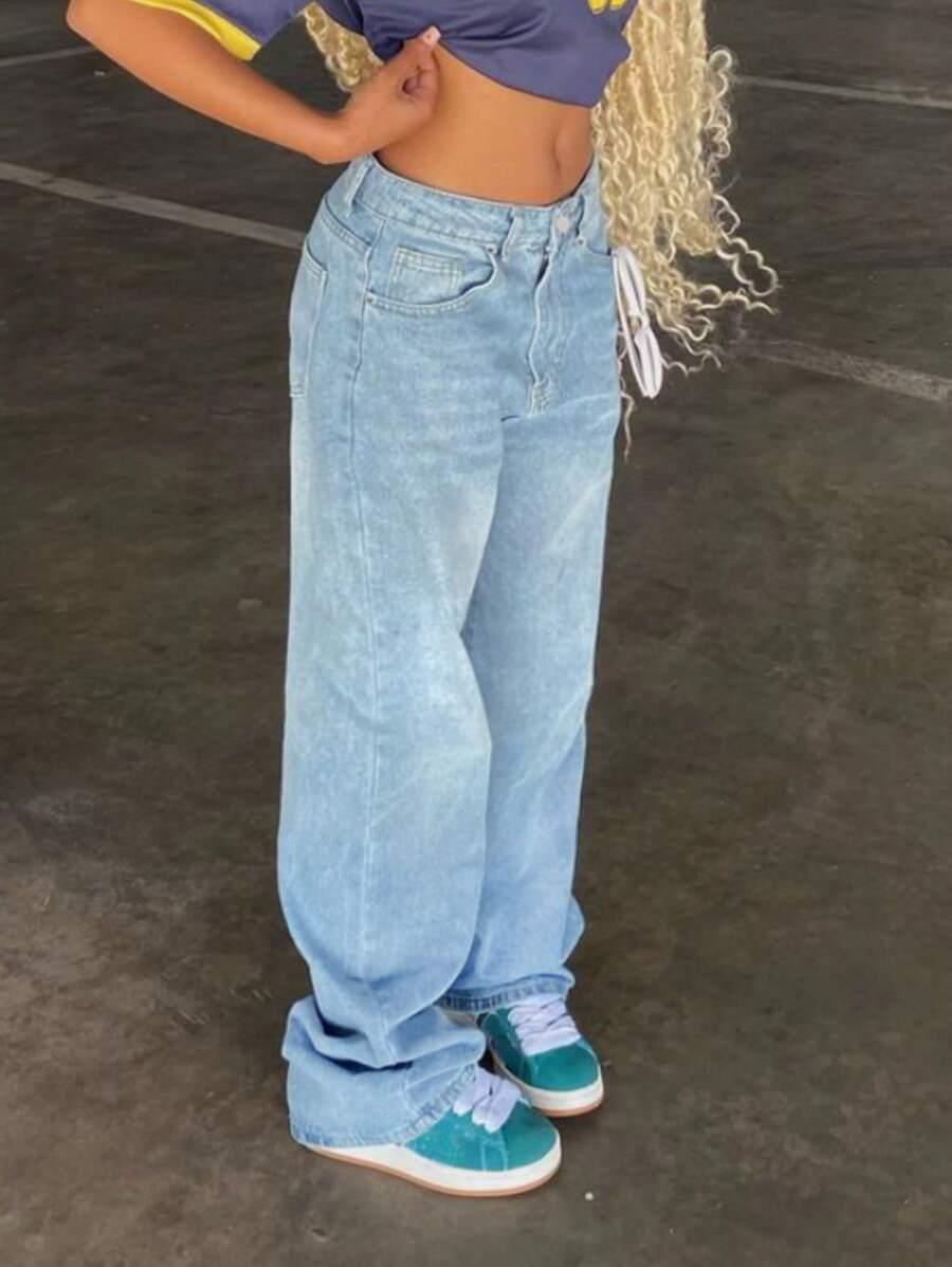 niebieskie spodnie jeans