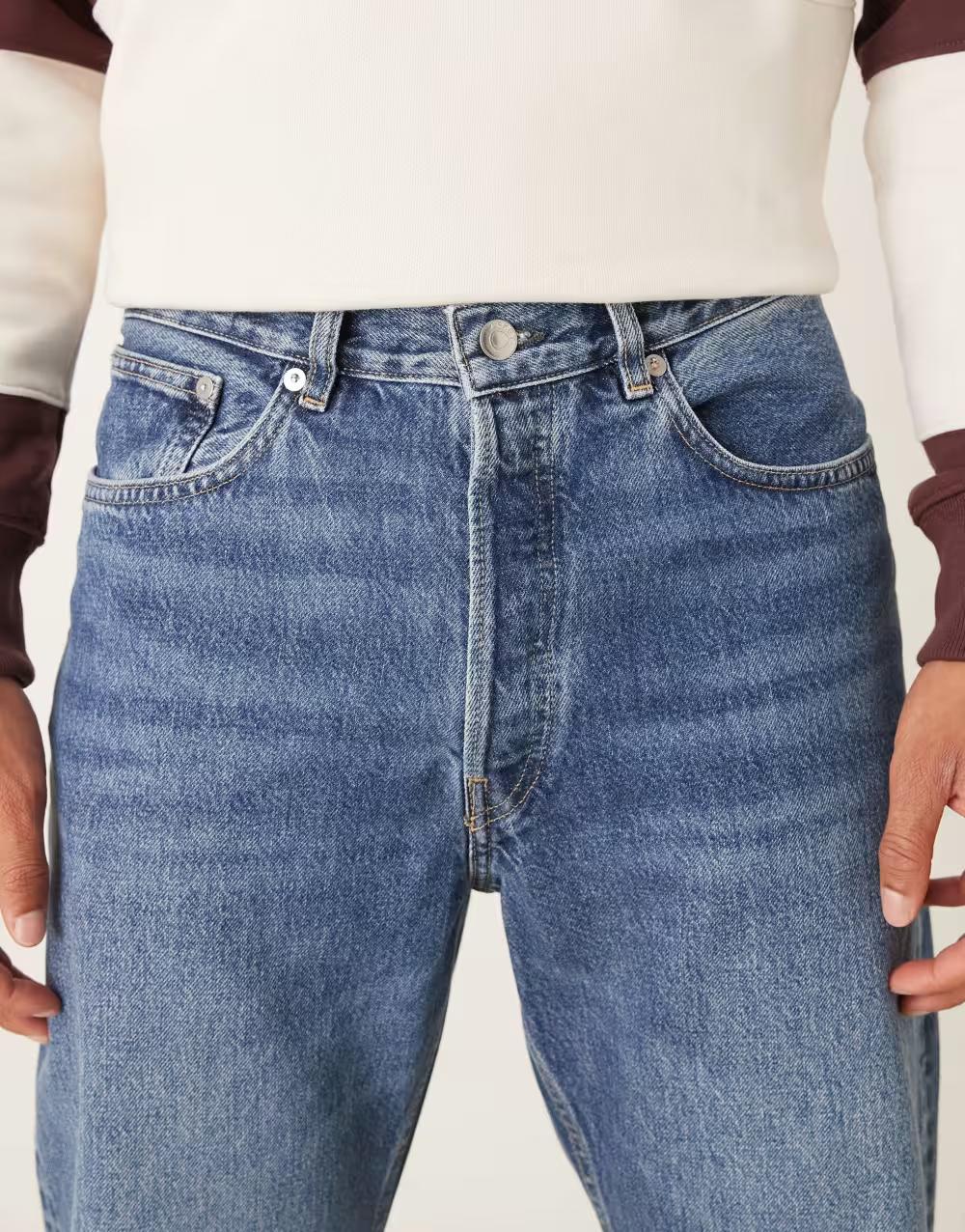 niebieskie spodnie jeans