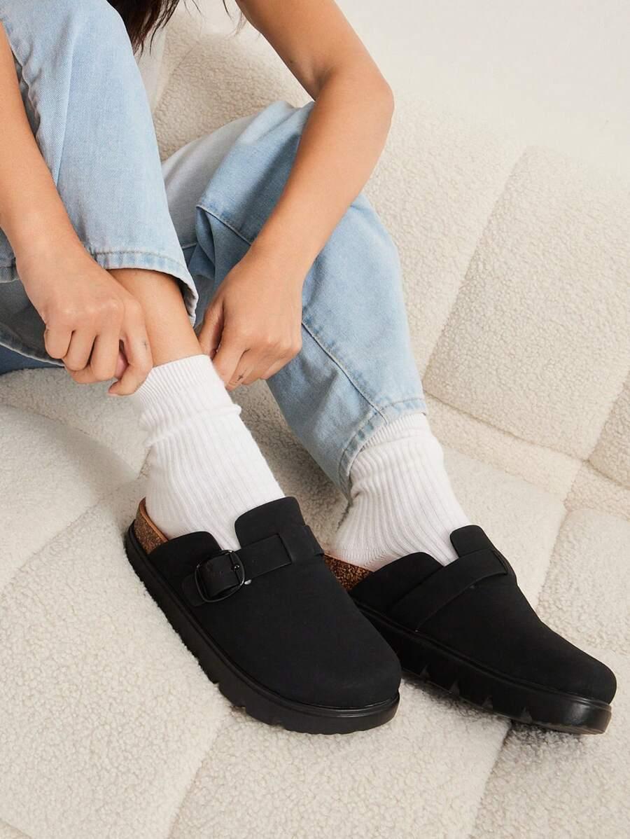 DAMSKIE BUTY Z KLAMRĄ