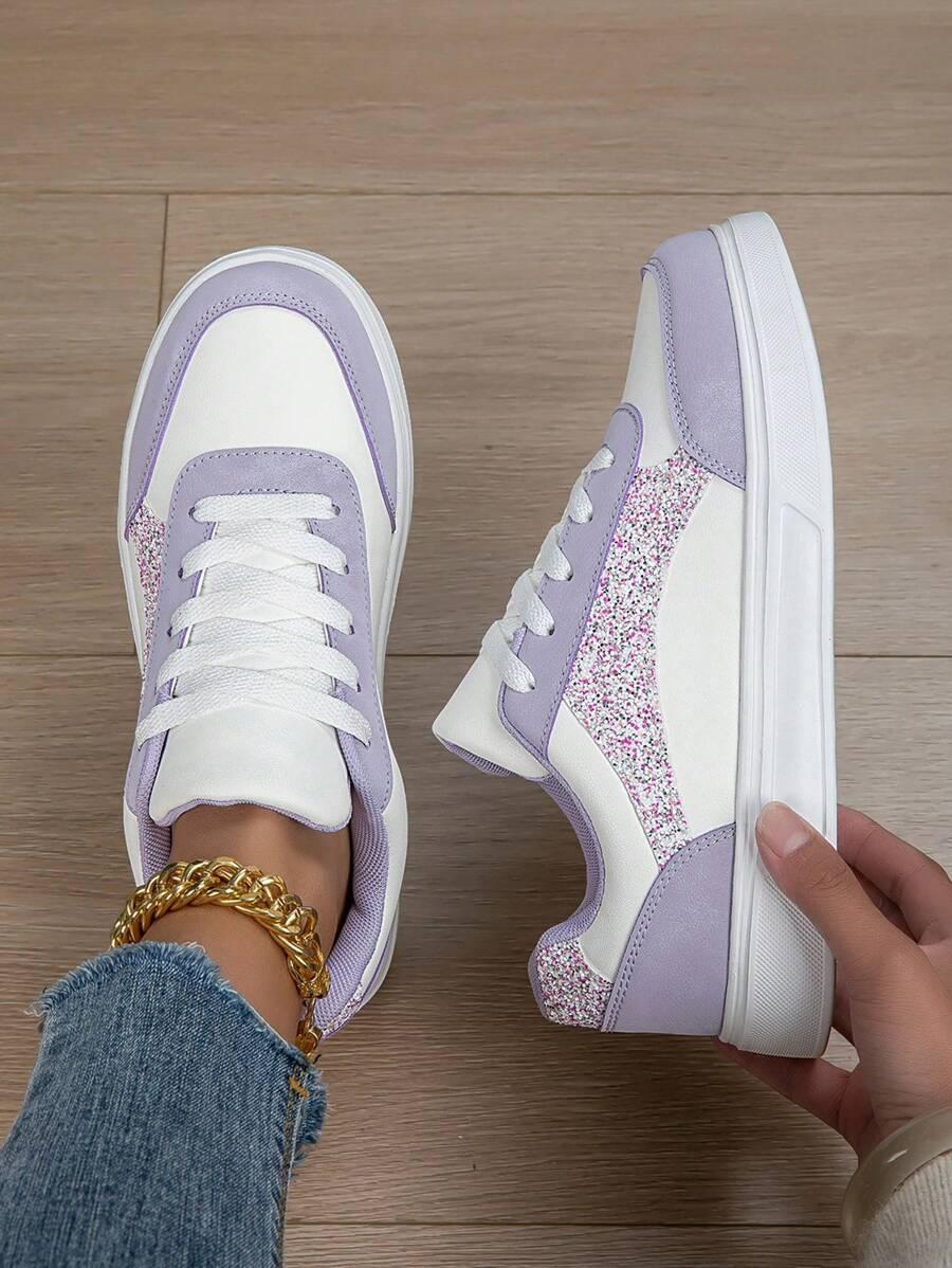 sznurowane buty sportowe