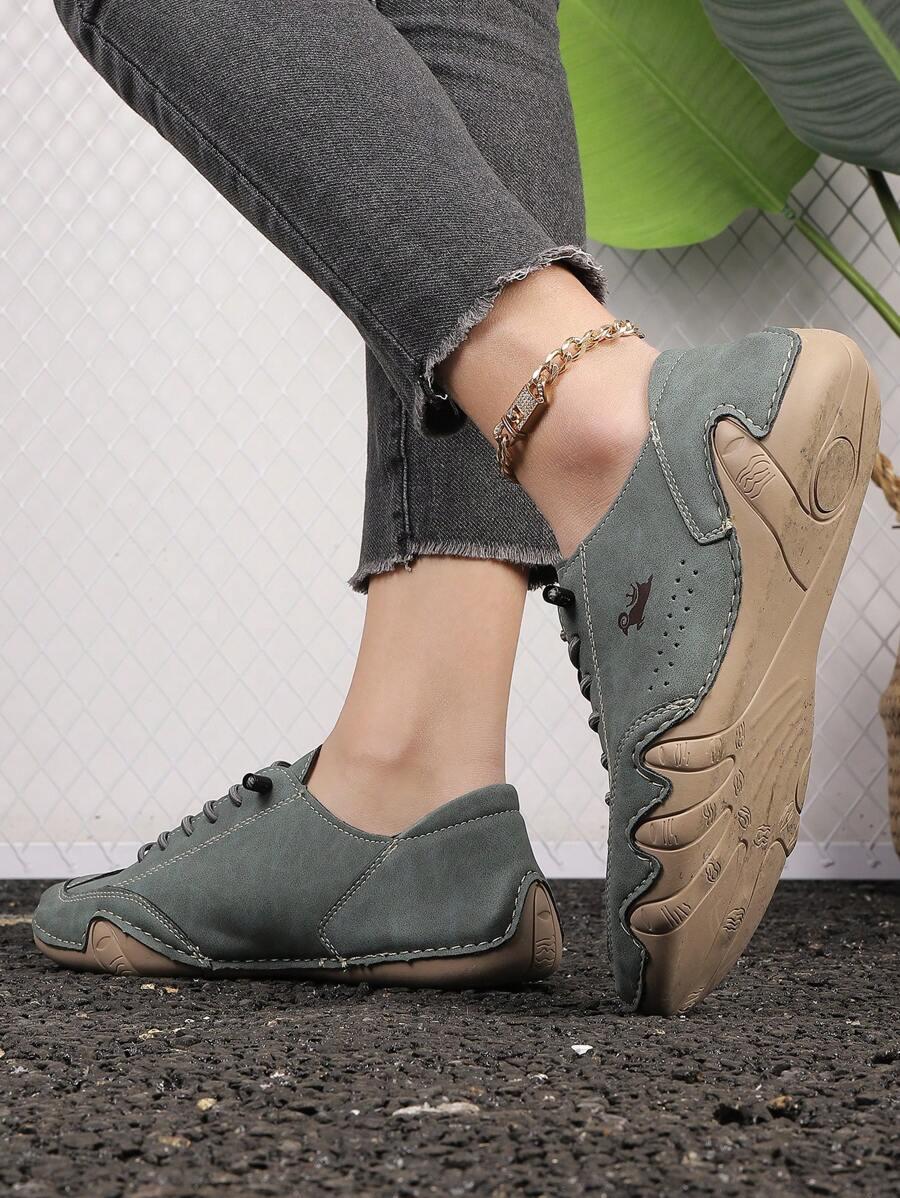 sznurowane zielone buty sportowe