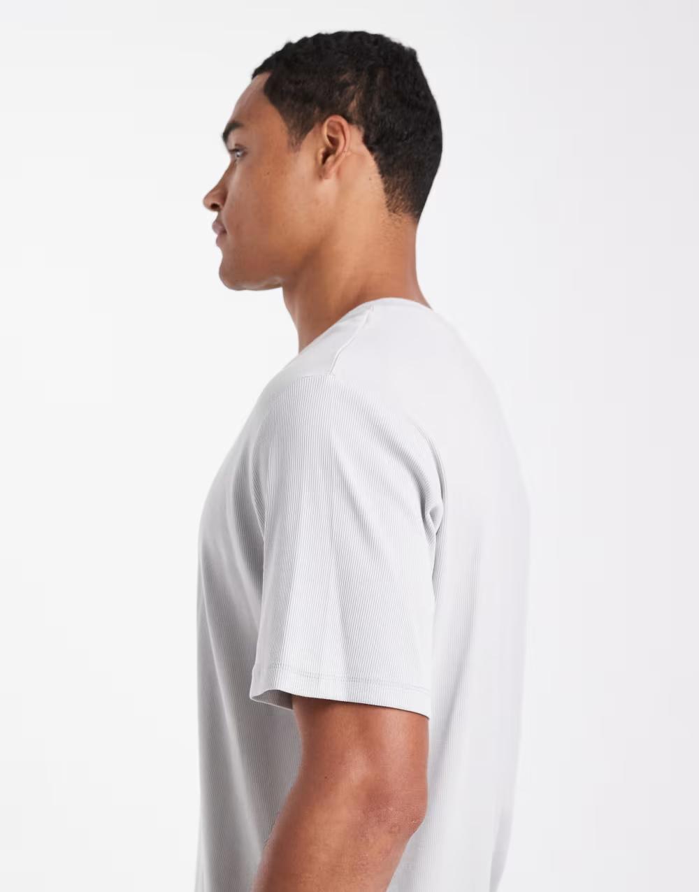 szary t-shirt okrągły dekolt