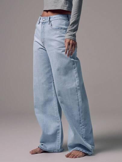 niebieskie spodnie jeans
