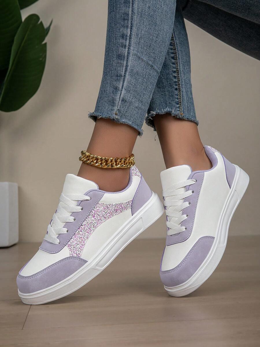 sznurowane buty sportowe