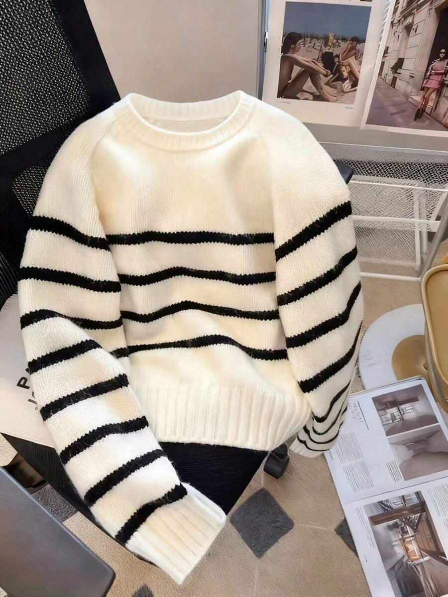 SWETER W PASKI OKRĄGŁY DEKOLT