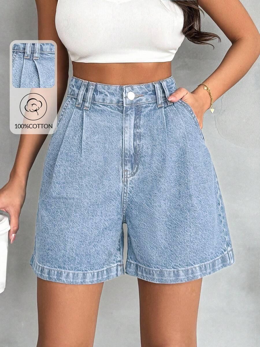 niebieskie spodenki jeans