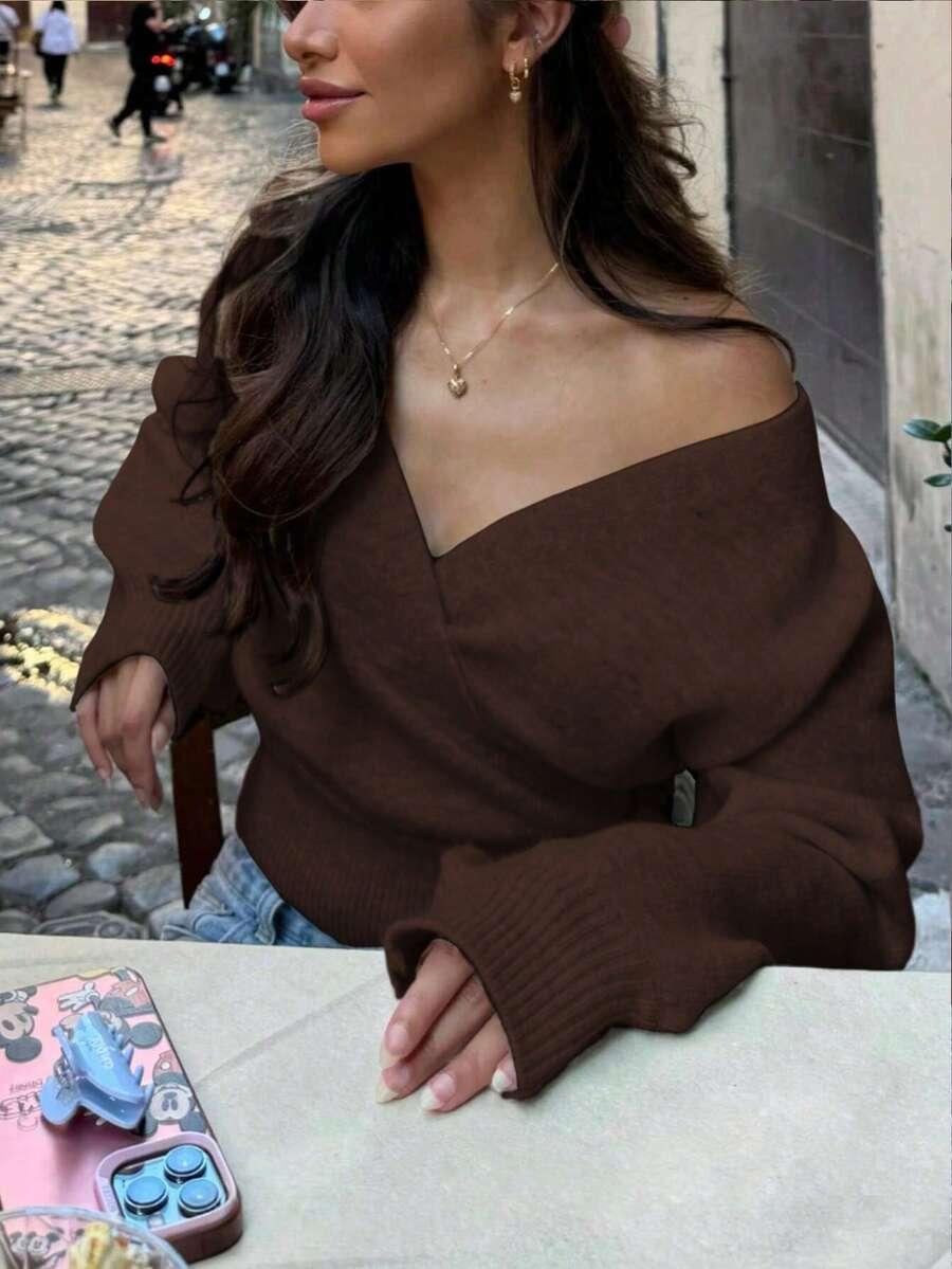 brązowy sweter kopertowy dekolt