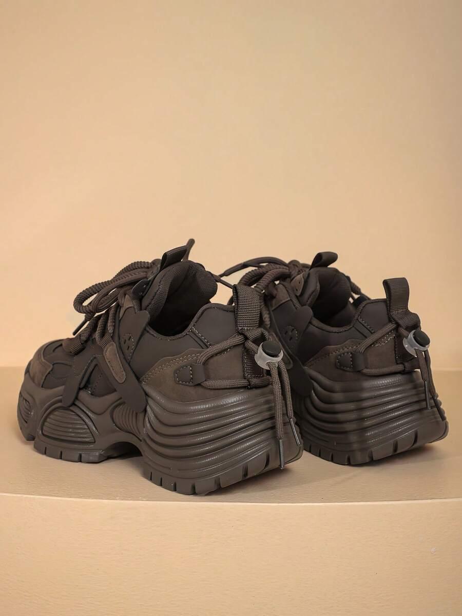 brązowe buty sportowe