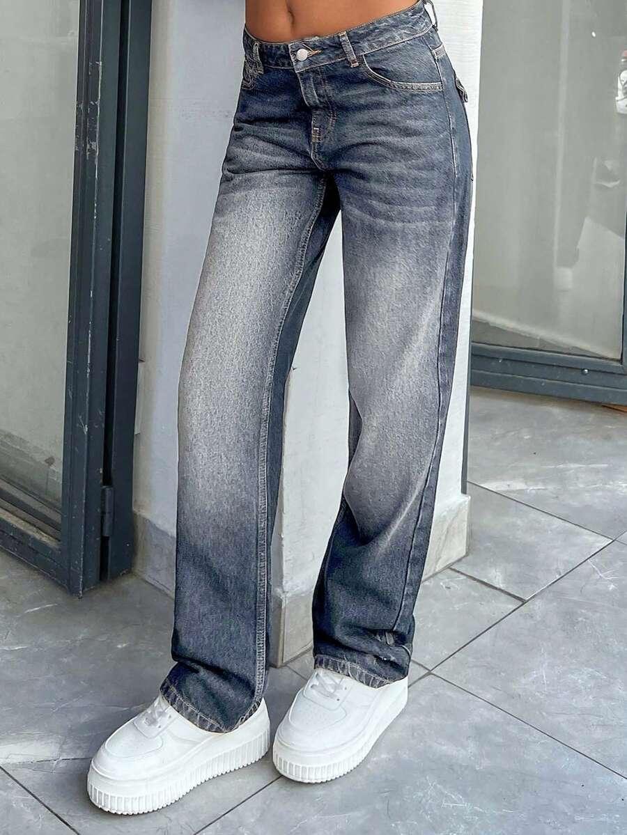 niebieskie spodnie jeans