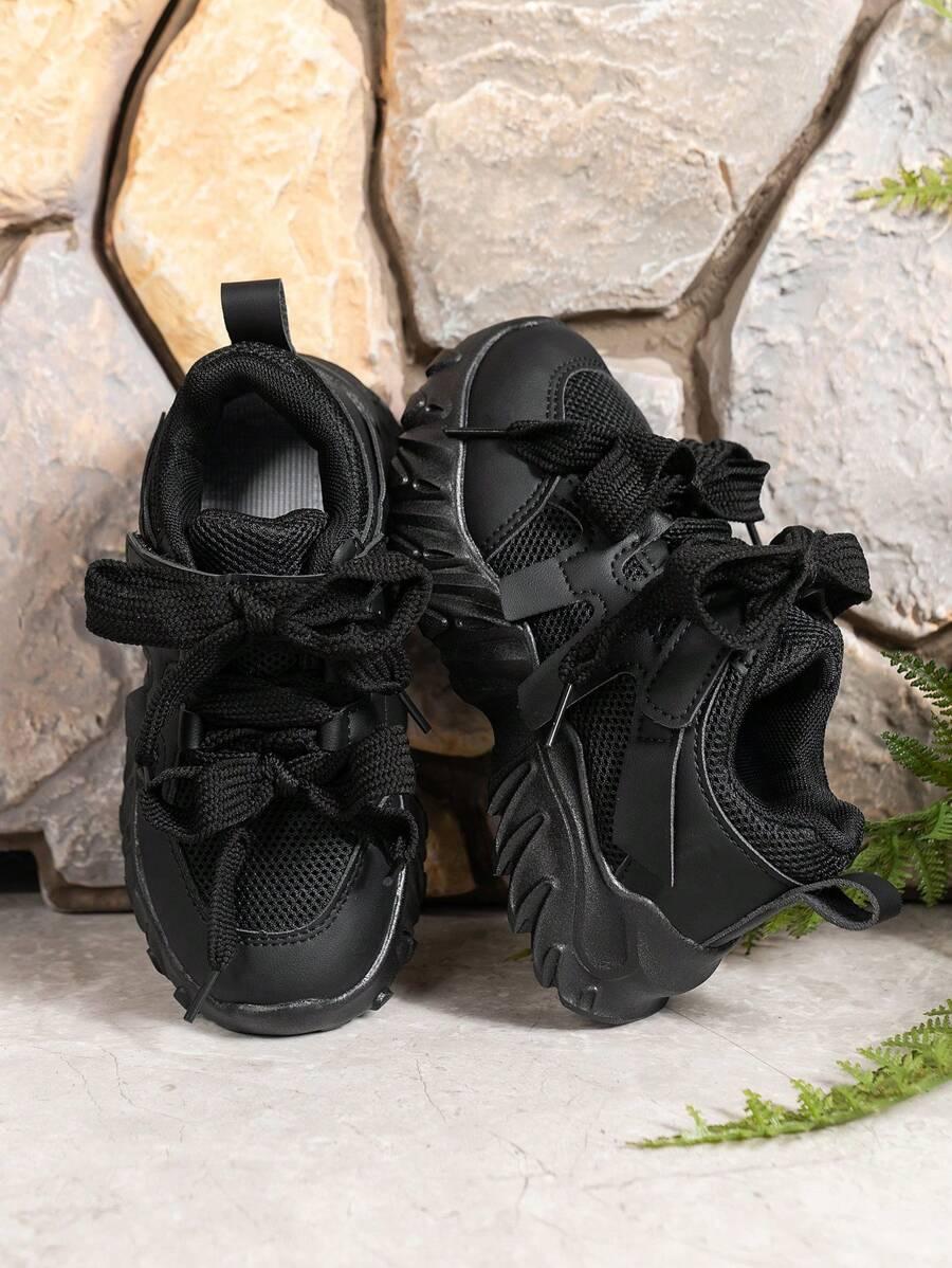 czarne sznurowane buty sportowe