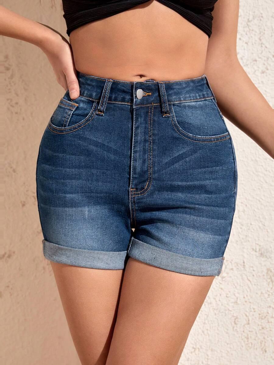 niebieskie spodenki jeans