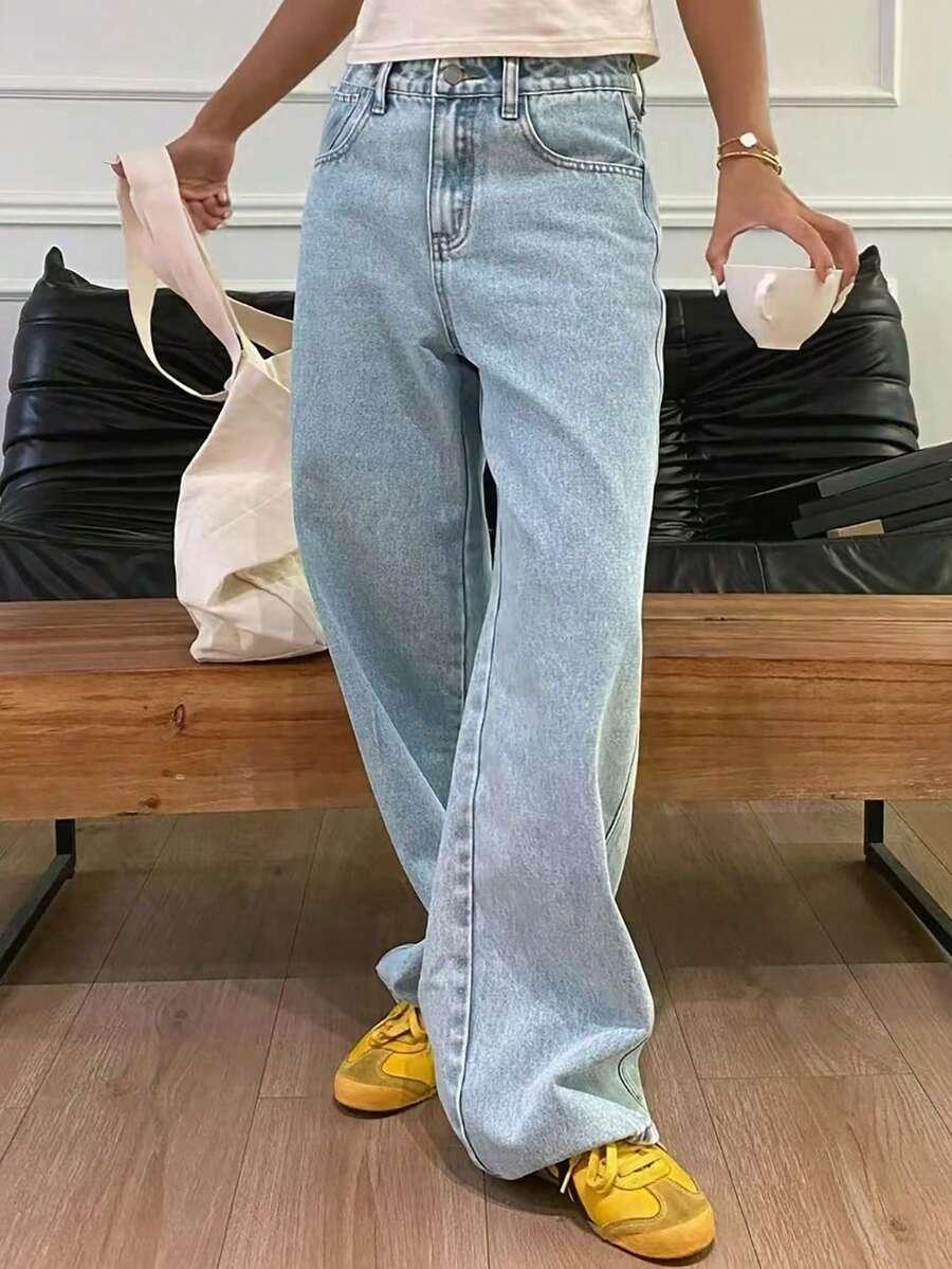 niebieskie spodnie jeans