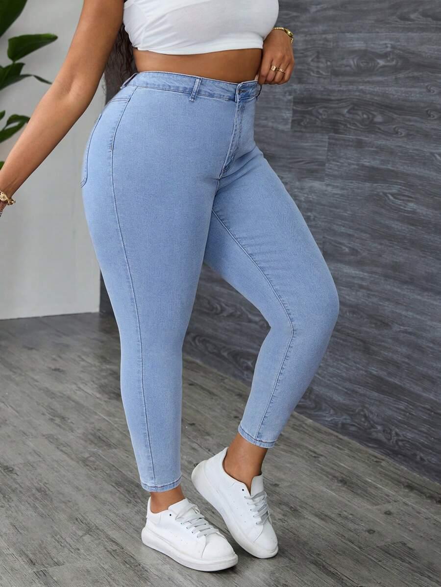 niebieskie spodnie jeansowe