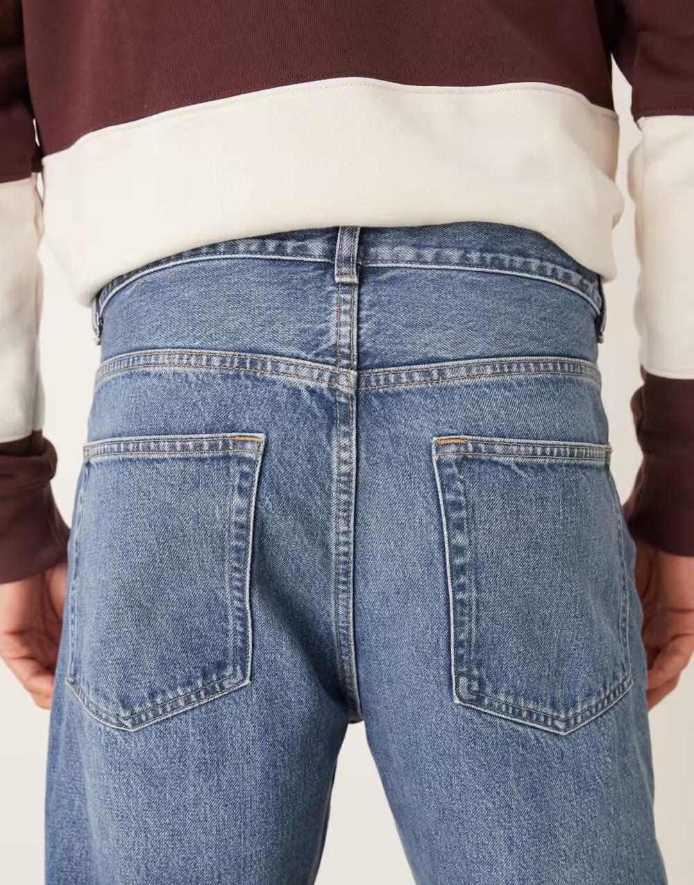 niebieskie spodnie jeans