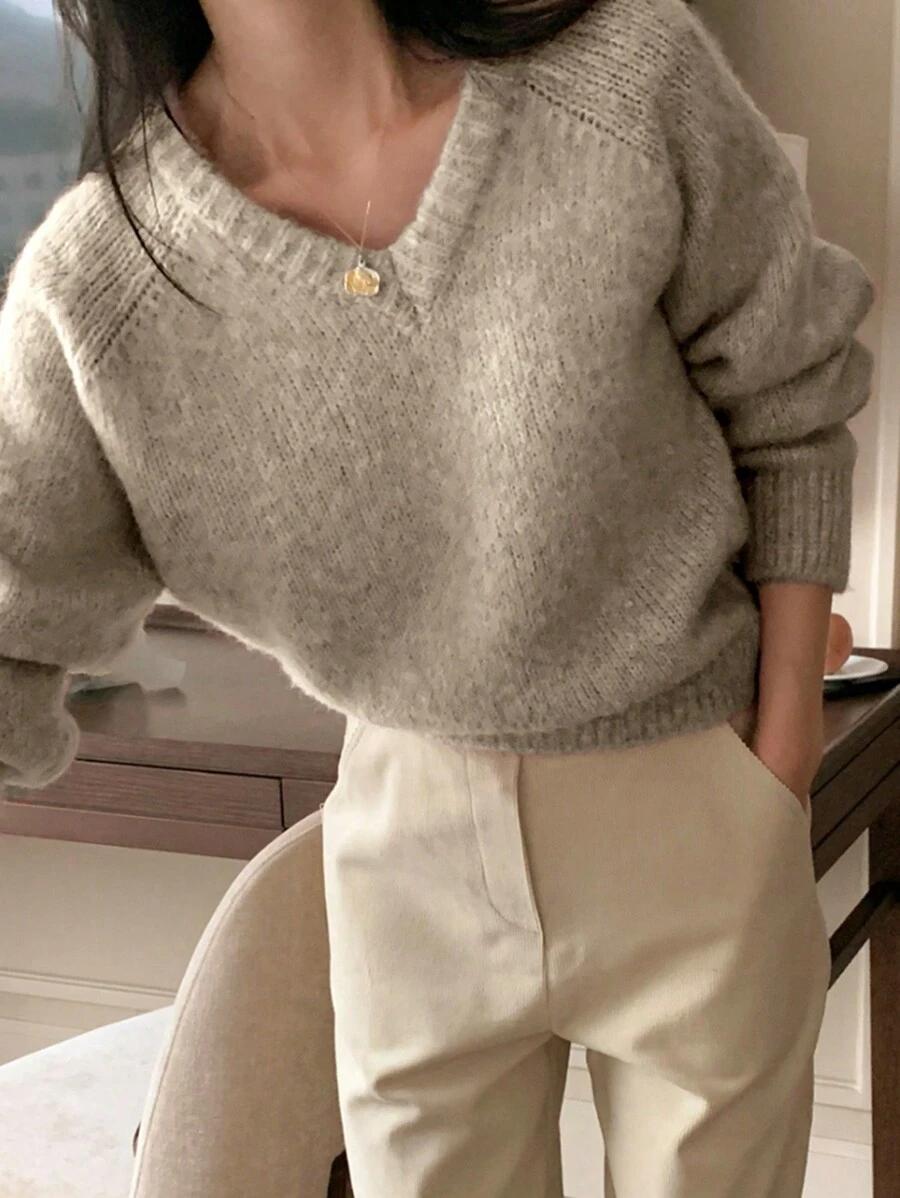 beżowy sweter v-neck