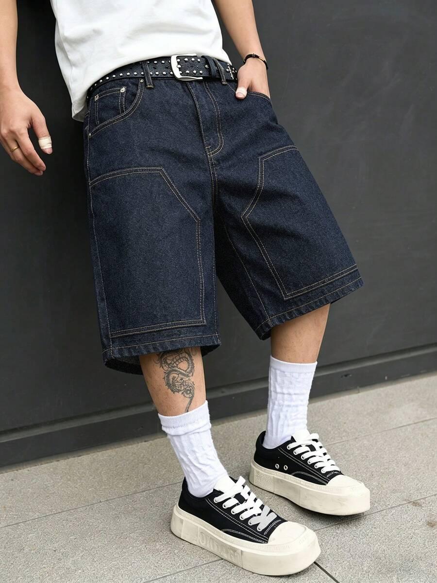 niebieskie spodenki jeans
