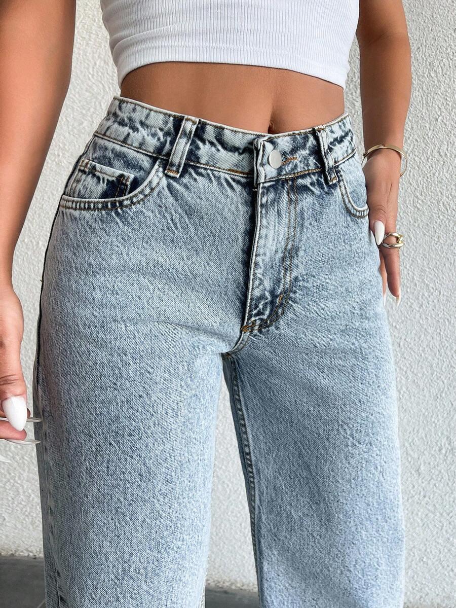 niebieskie spodnie jeans