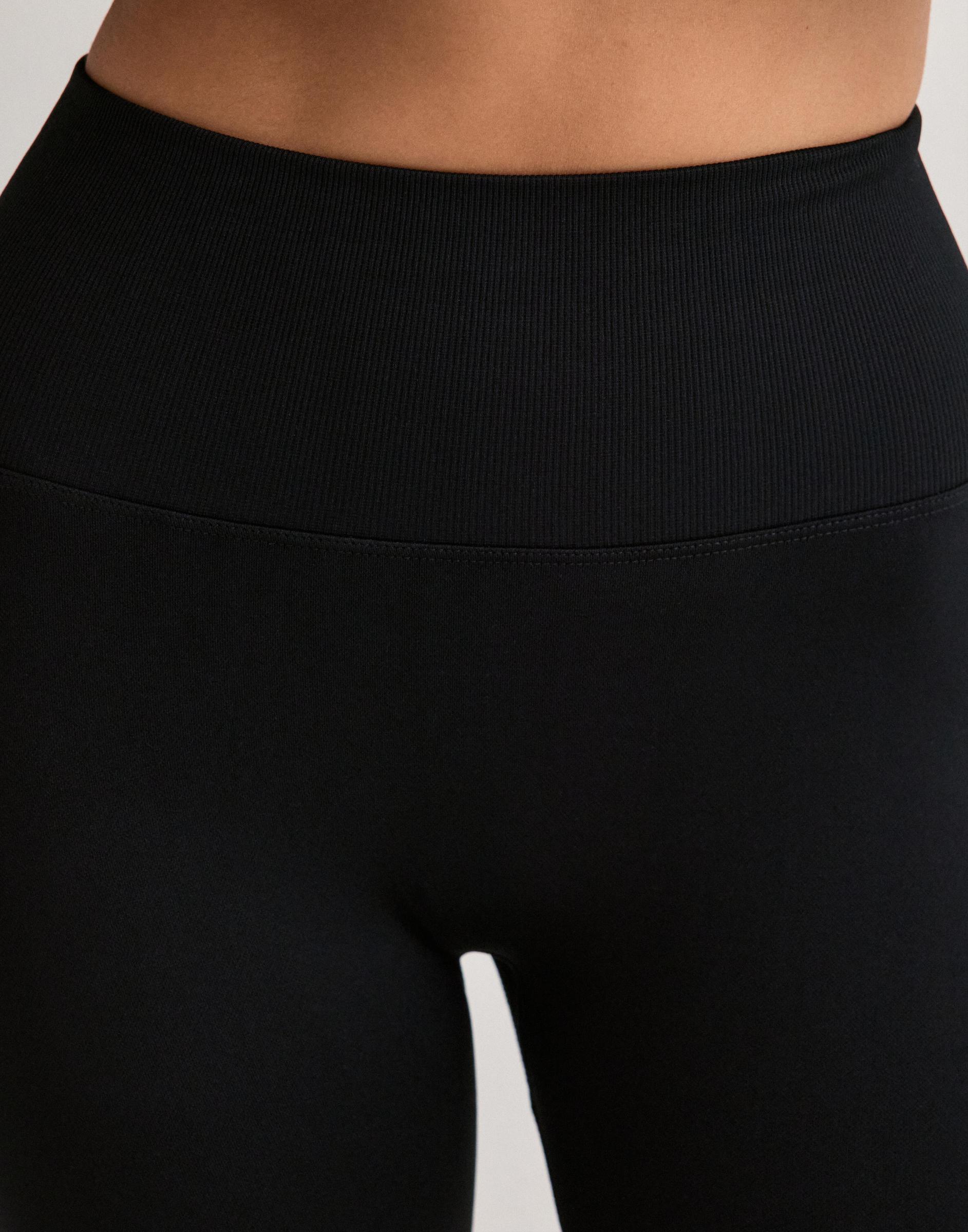czarne sportowe legginsy