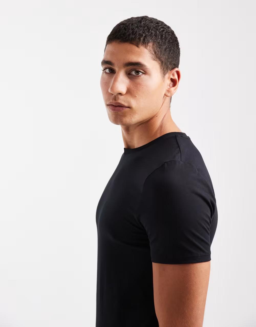 CZARNY T-SHIRT OKRĄGŁY DEKOLT