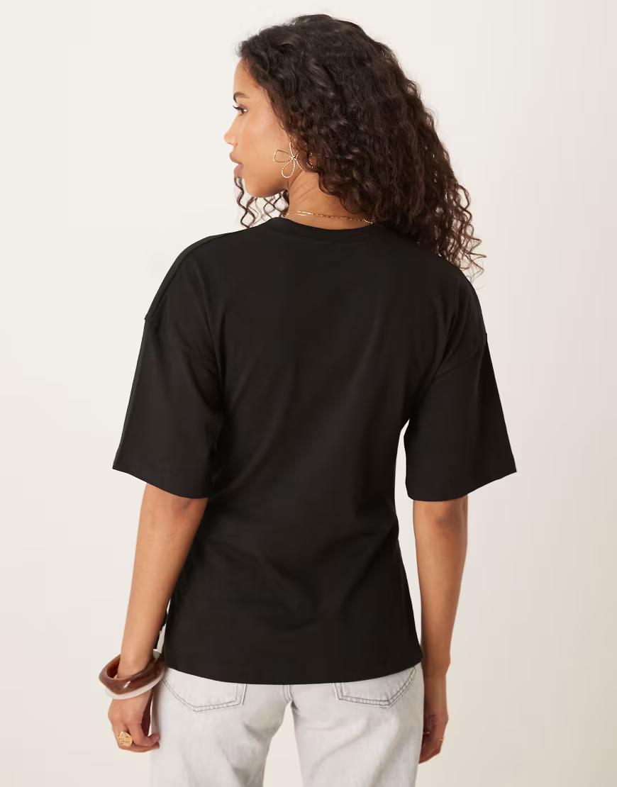 czarny t-shirt okrągły dekolt zdobienie 