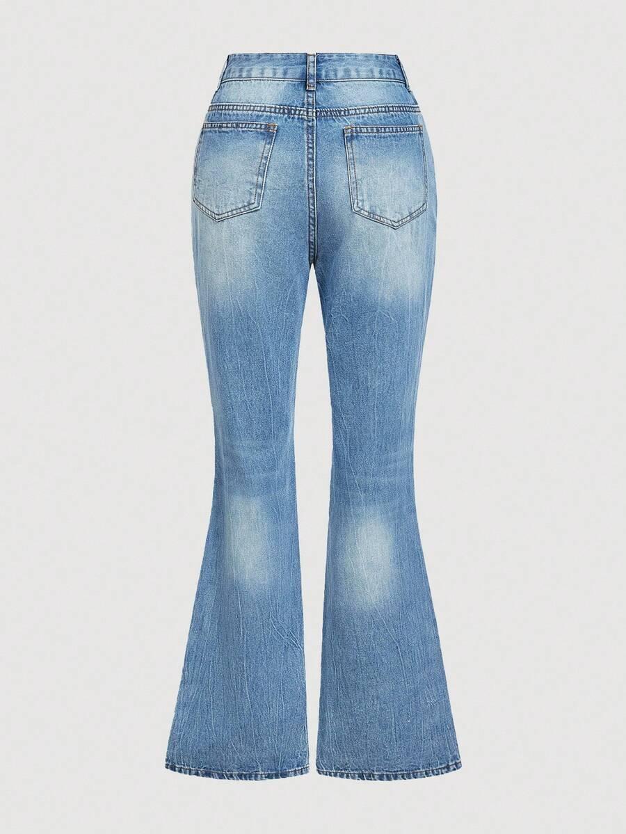 niebieskie spodnie jeans