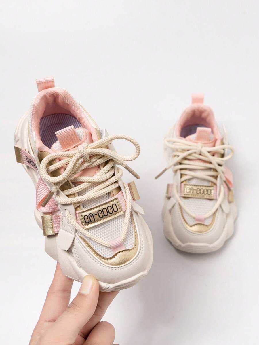 sznurowane buty sportowe