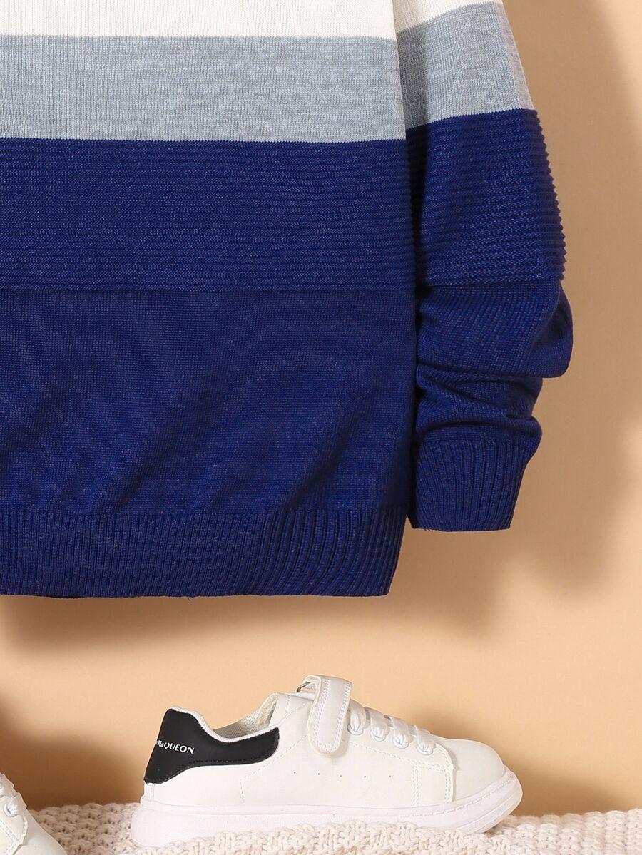 niebieski sweter paski