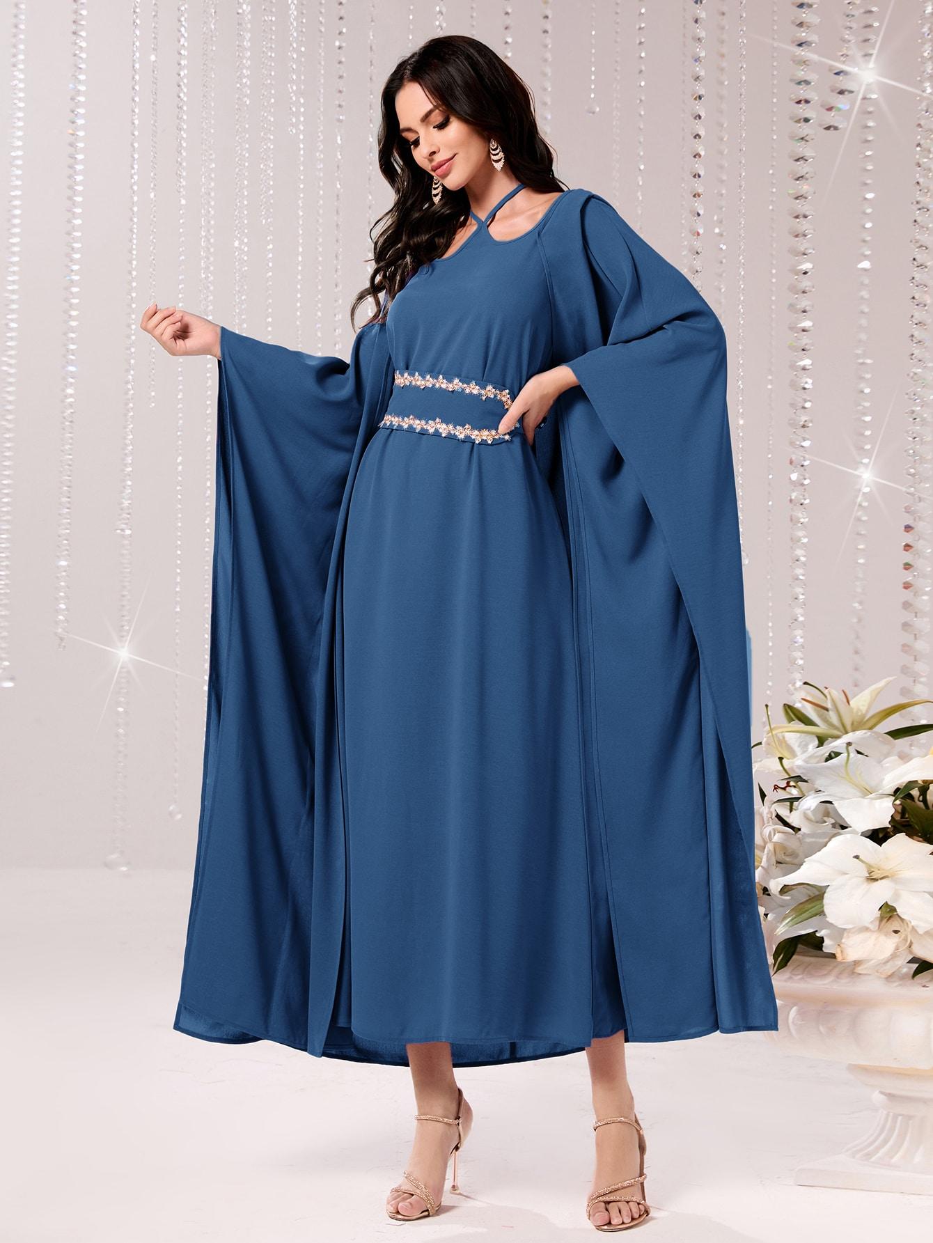SUKIENKA OVERSIZE Z PELERYNĄ I PASKIEM