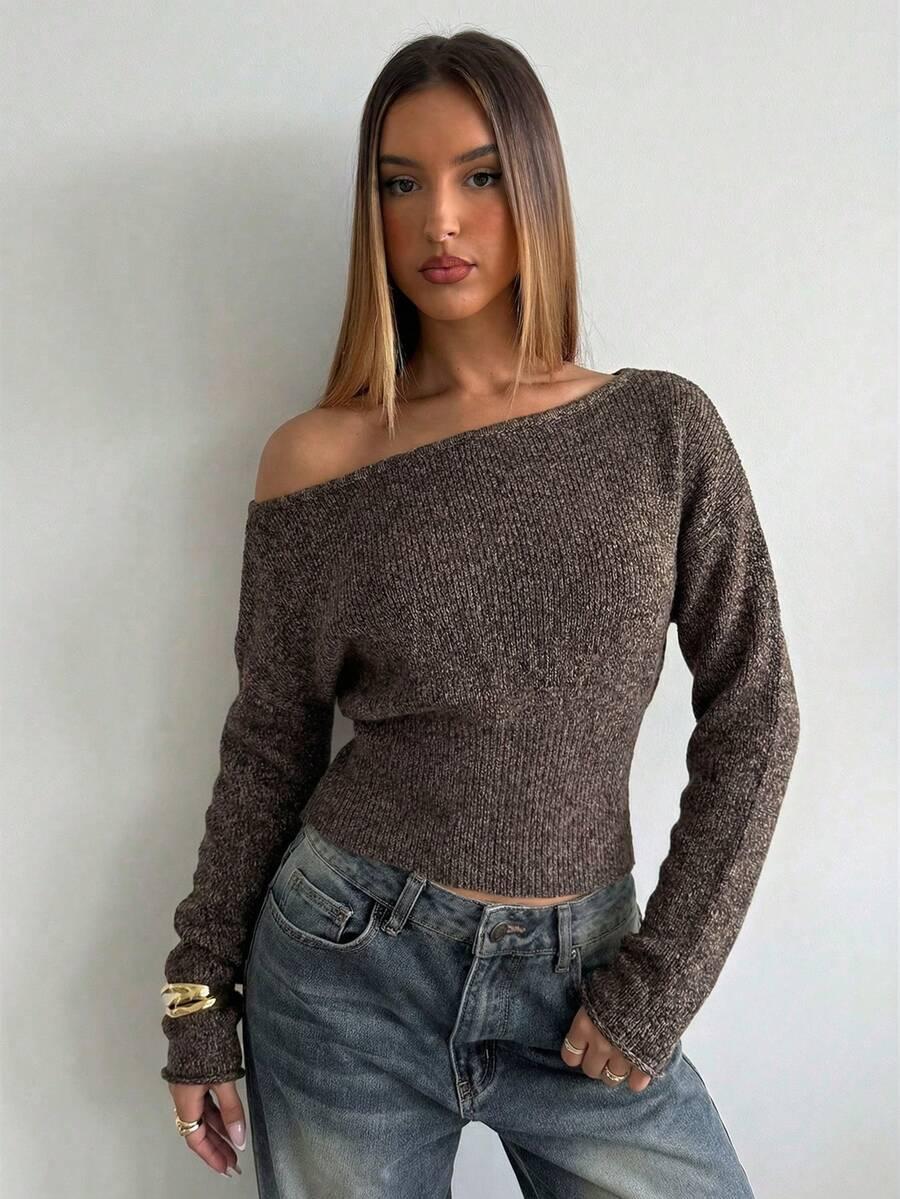 brązowy sweter asymetryczny dekolt 