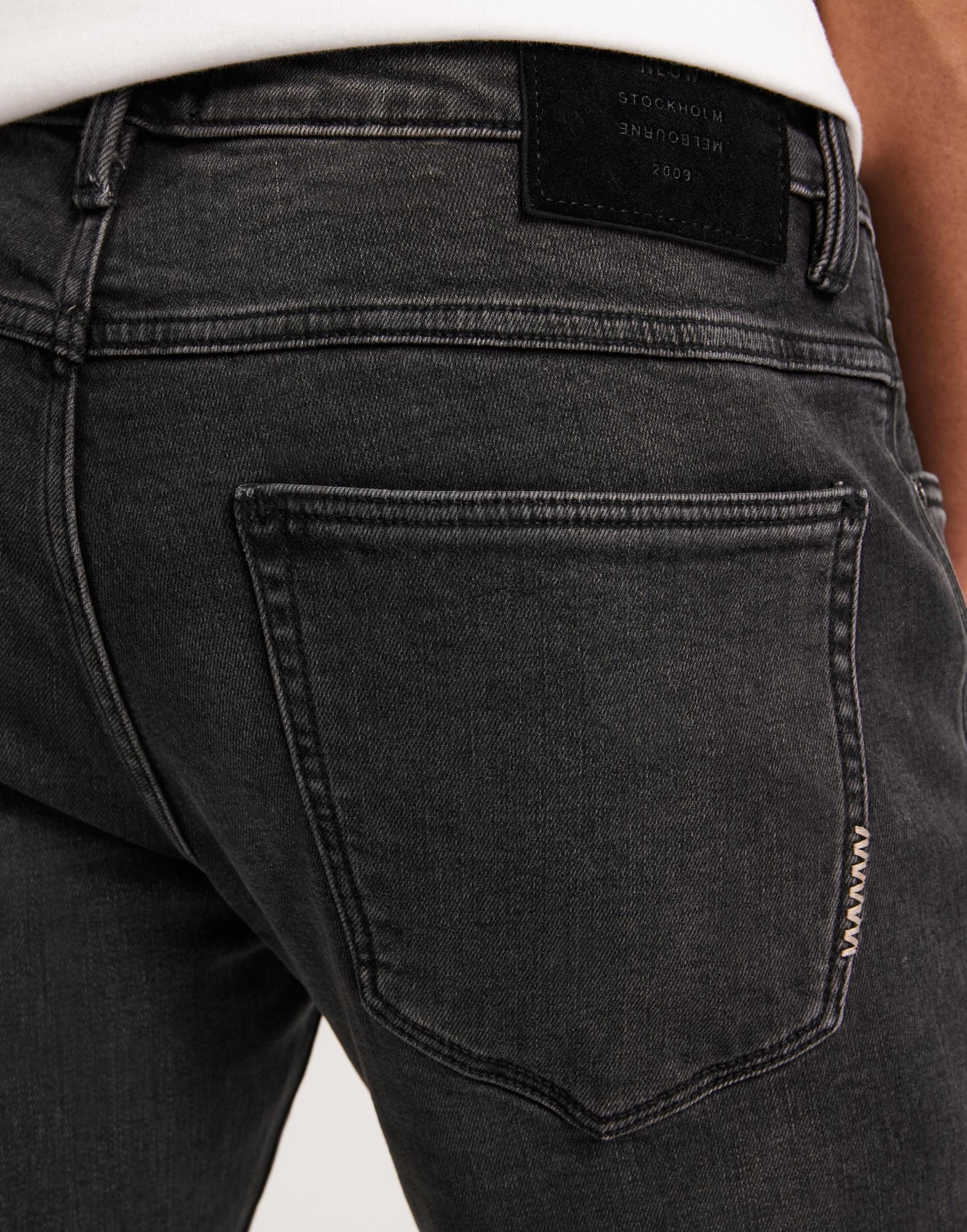 czarne spodnie rurki jeans