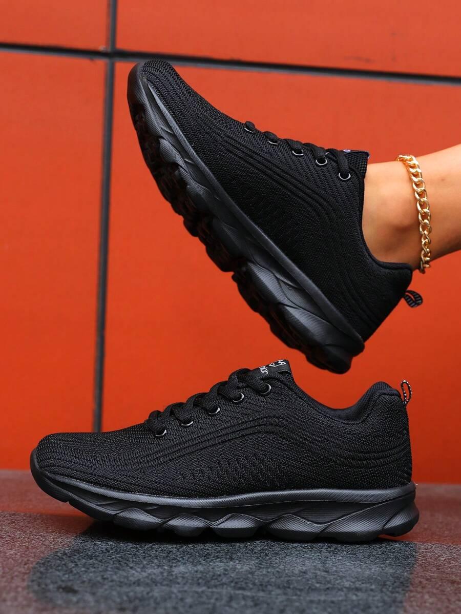 czarne buty sportowe sznurowane
